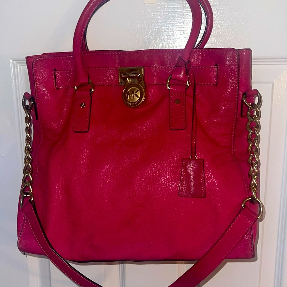 Amazing pink Michael Kors with golden hardware lock logo, perfect for traveling